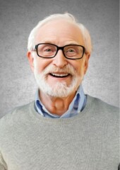 16 ライトグレーセーターとブルーシャツ