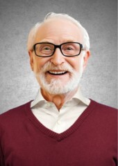 23 えんじ色セーターと白シャツ