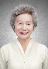 21 白立ち襟ブラウス